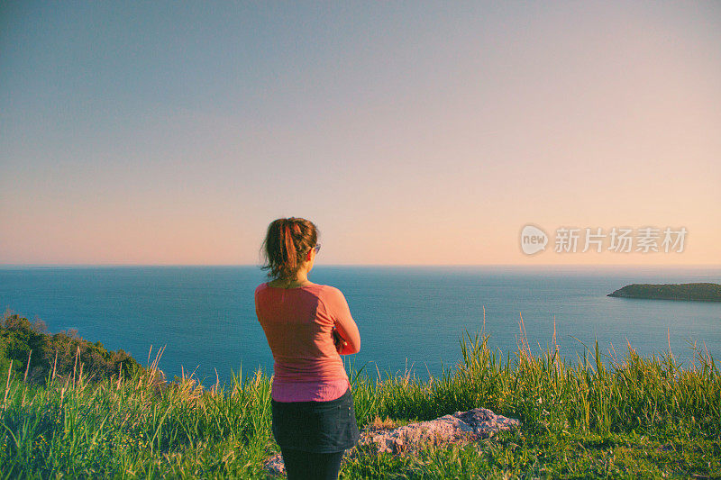 女人看着大海