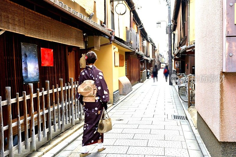 穿着和服的日本妇女行走在京都的老城区