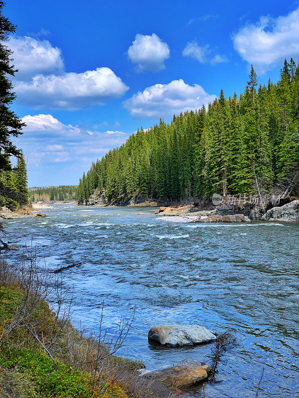 加拿大阿尔伯塔省，布拉格溪附近的肘河