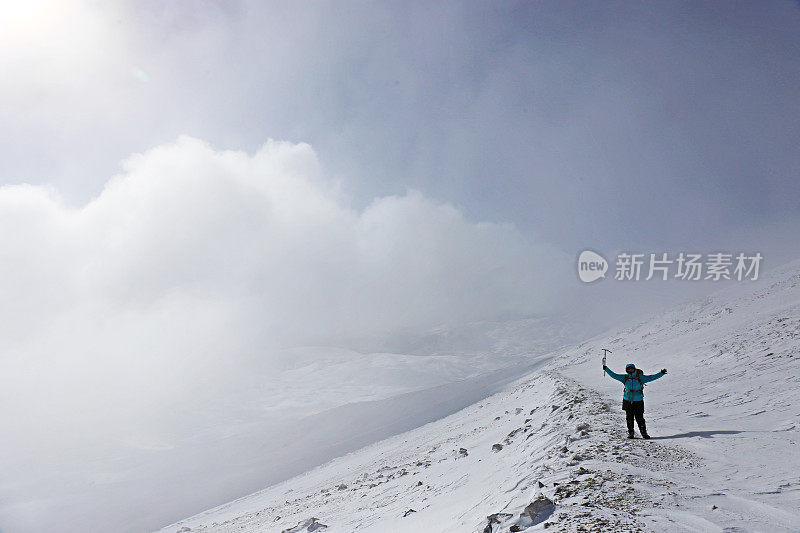 波斯尼亚和黑塞哥维那，一名徒步旅行者穿过Bjelasnica山顶的云层