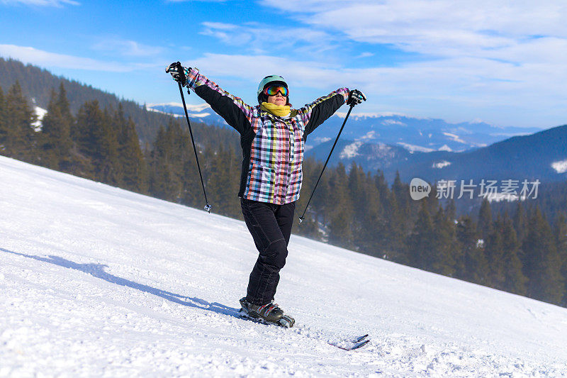 快乐微笑的滑雪者肖像，寒假