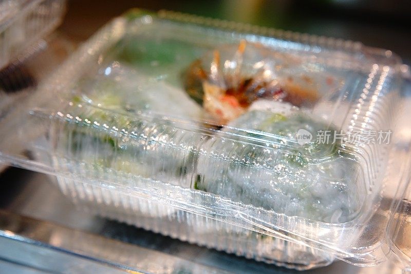 韭菜饺子放在塑料盒上