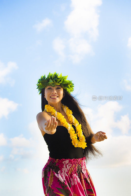 考艾岛海滩上的夏威夷草裙舞