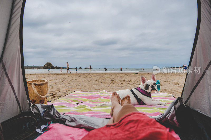 POV的女人的脚从一个海滩帐篷在Summerleaze海滩在布德，康沃尔，英国