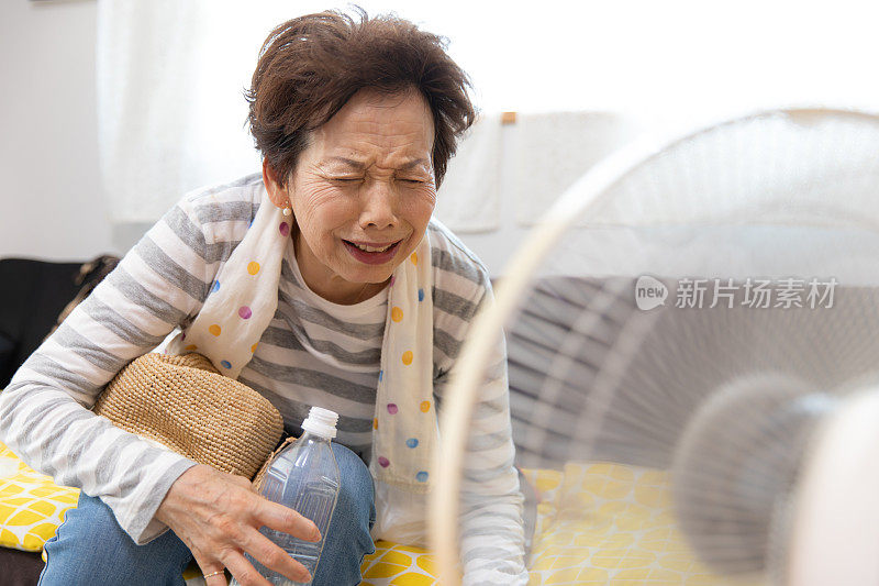 老女人在电扇前降温