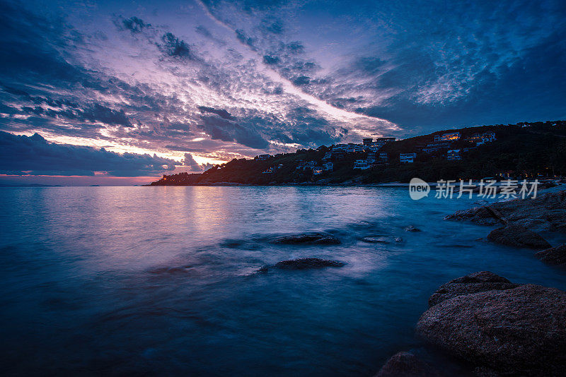 海面上的日落，天空阴沉