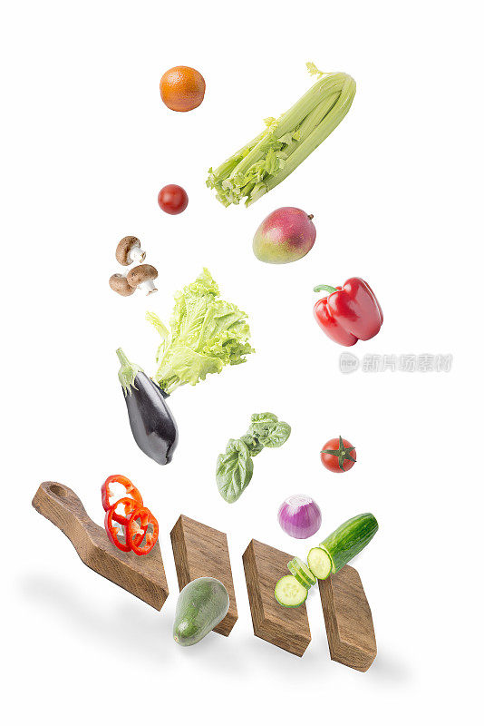 蔬菜和水果落在板子上。