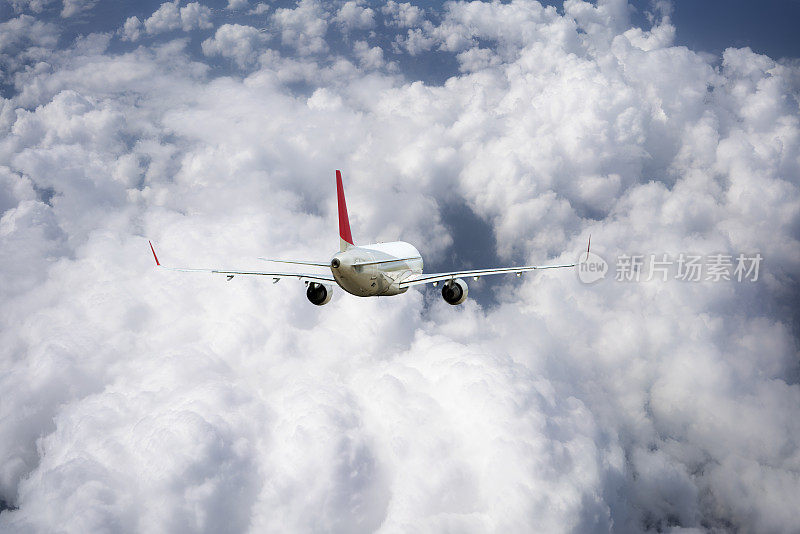 客机在云层上空飞行