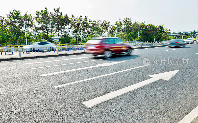 城市高速公路上模糊行驶的车辆