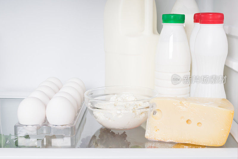 农场乳制品和鸡蛋放在冰箱的架子上