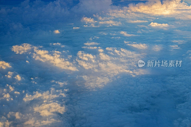 飞机窗户里的云和蓝天