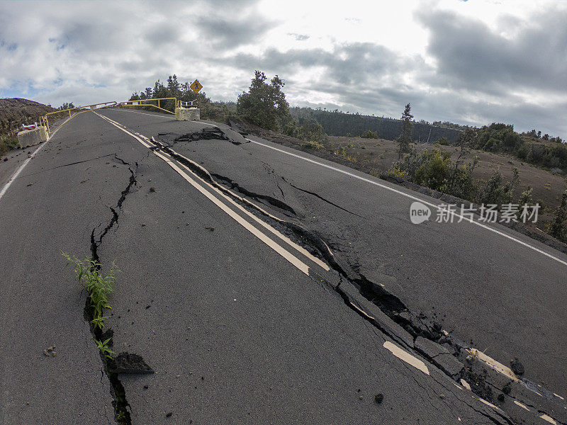 位于夏威夷火山国家公园的火山活动断裂的道路