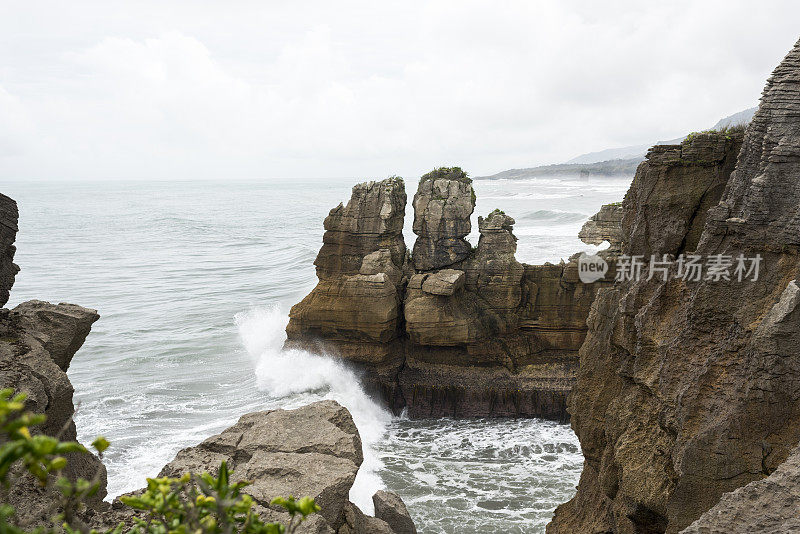 海浪冲击着薄煎饼岩石的海岸特征