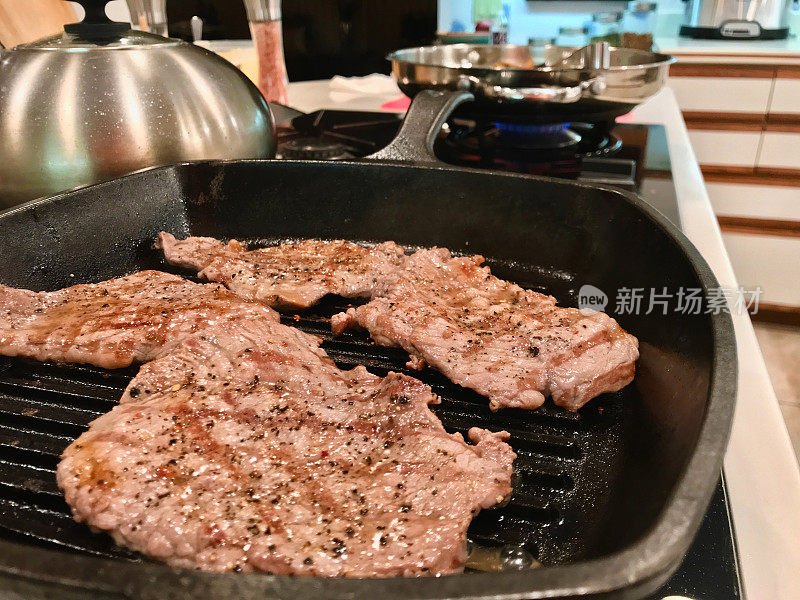 铸铁平底锅烤西冷铁牛排食物准备午餐或晚餐在西科罗拉多