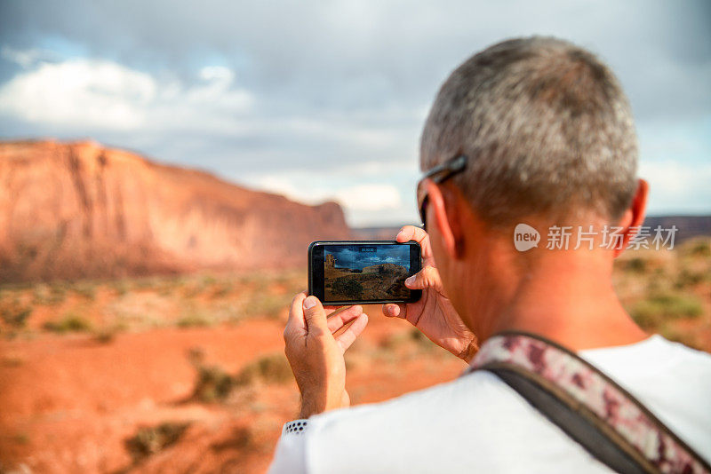 独自旅行者。一个度假的游客在拍摄风景。纪念碑山谷,犹他州