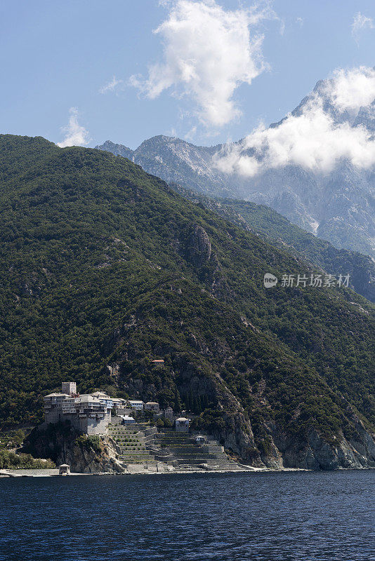 从海上俯瞰希腊阿索斯的酒神修道院