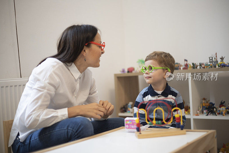 一个小男孩和一个正在上游戏治疗课的治疗师