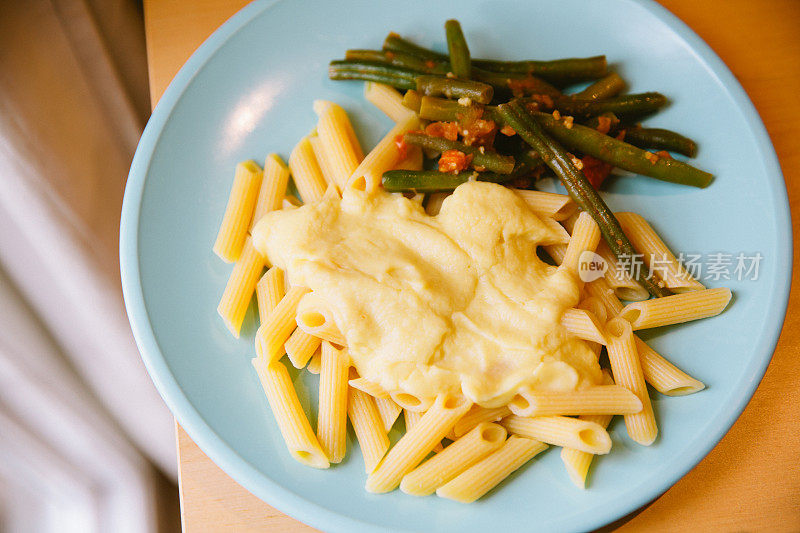 素食芝士酱面配豆类