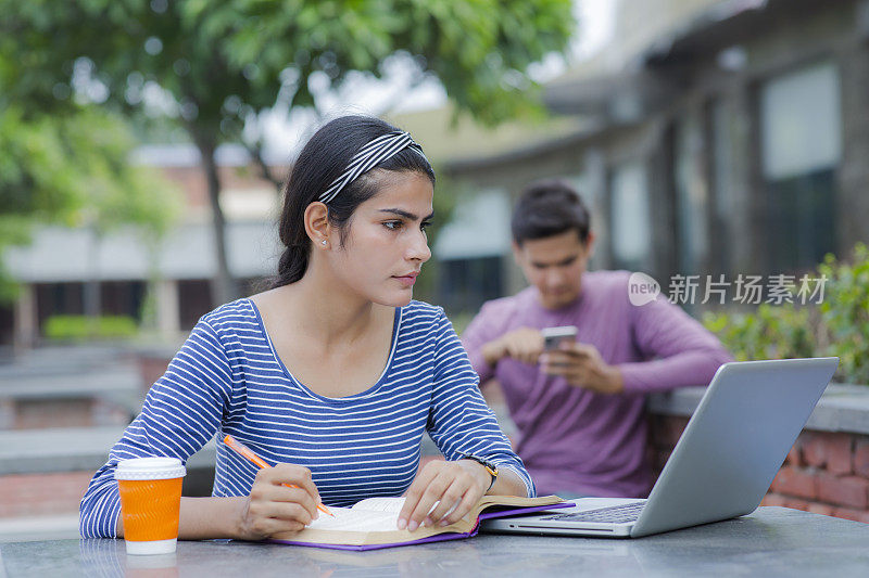 印度女青年大学生的印度民族股票照片