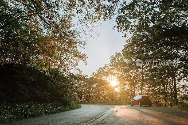 车在路上与夕阳