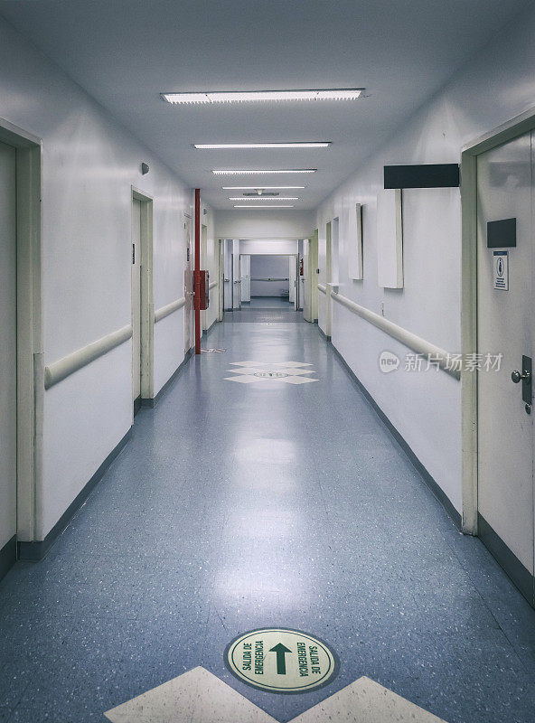 医院内空荡荡的走廊
