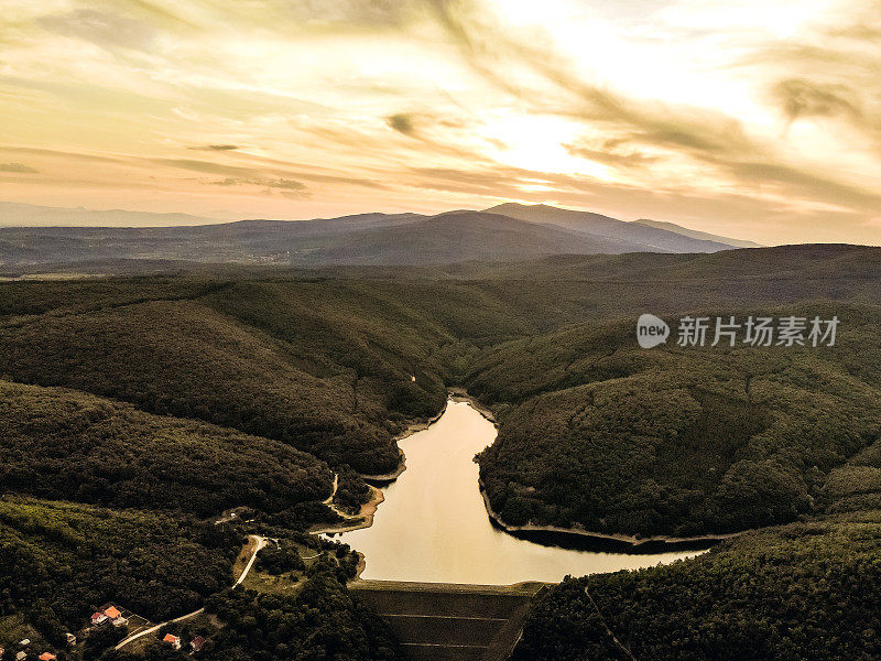 小湖在山上有水坝