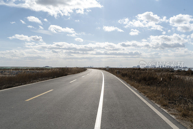 前进的道路，穿过未开垦的土地