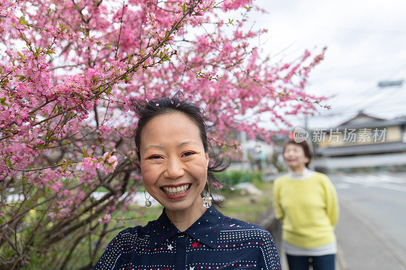 母亲和女儿在观赏樱花