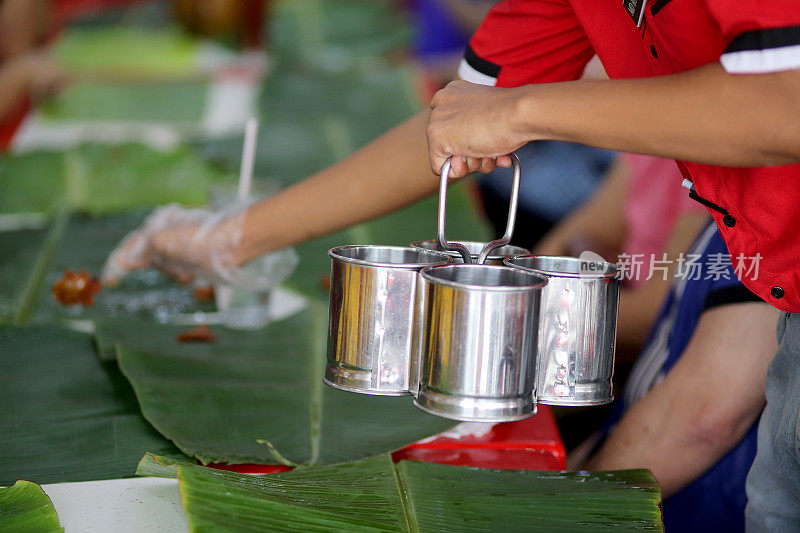 东南亚:成人在本地餐厅用餐