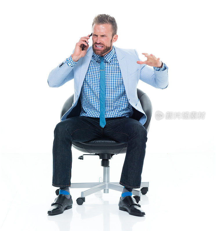 白人男性商人戴着领带坐着用手机