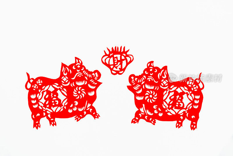 中国传统剪纸艺术图案、花窗。农历新年。猪年。象征着幸福和好运。中国吉祥元素。汉字翻译(祝福，长寿，和平，财富，丰饶)