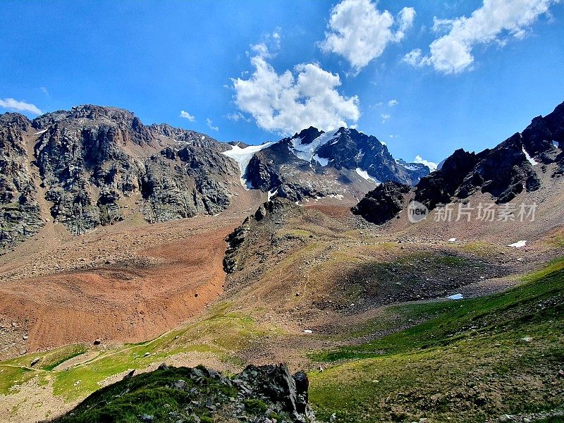 景物和群山的全景