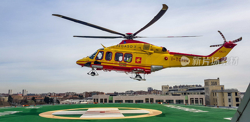 救援直升机从医院屋顶起飞