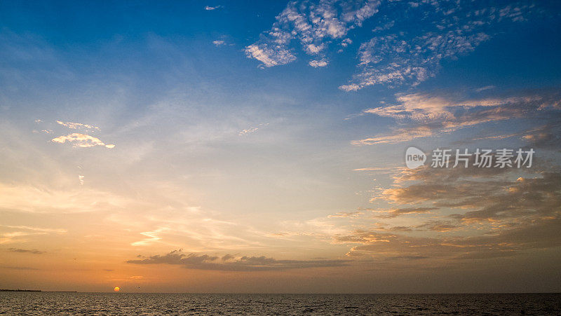 在墨西哥湾的尤卡坦海岸，温暖而多彩的日落