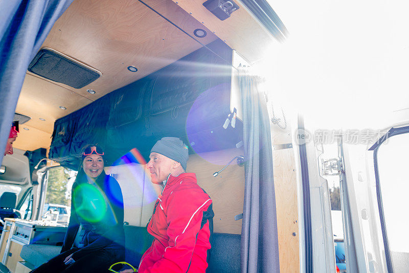 越野滑雪者休息，在一辆改装露营车里热身