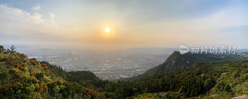 日落时分俯瞰山下的城市