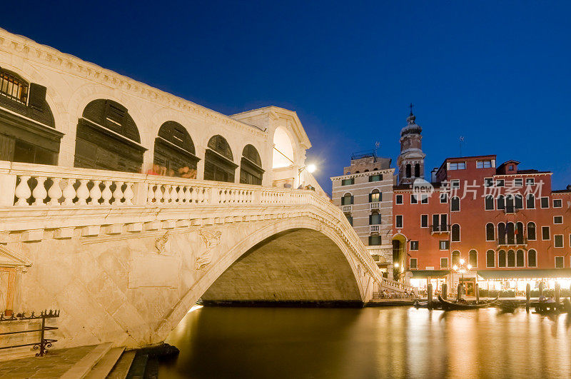 晚上意大利威尼斯的里亚托桥