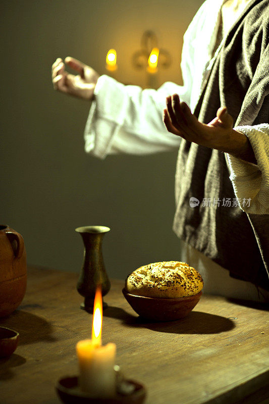 耶稣基督和他的门徒们在最后的晚餐上祈祷的场景