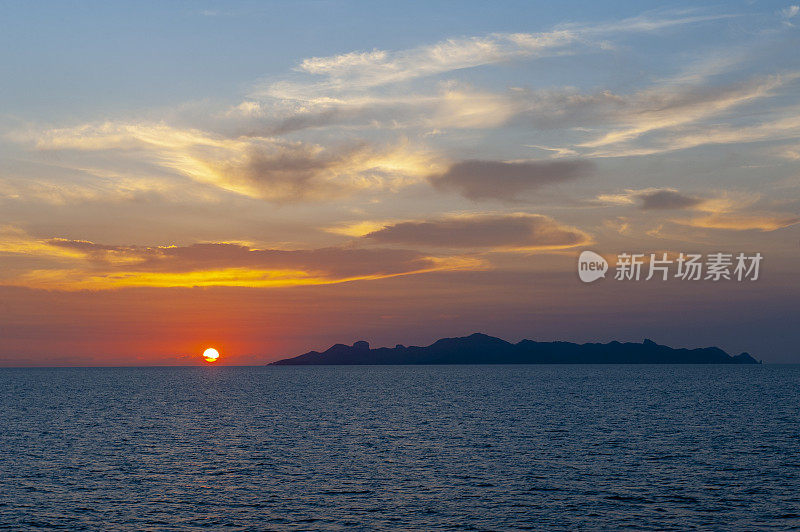 岛屿和海面上的日落