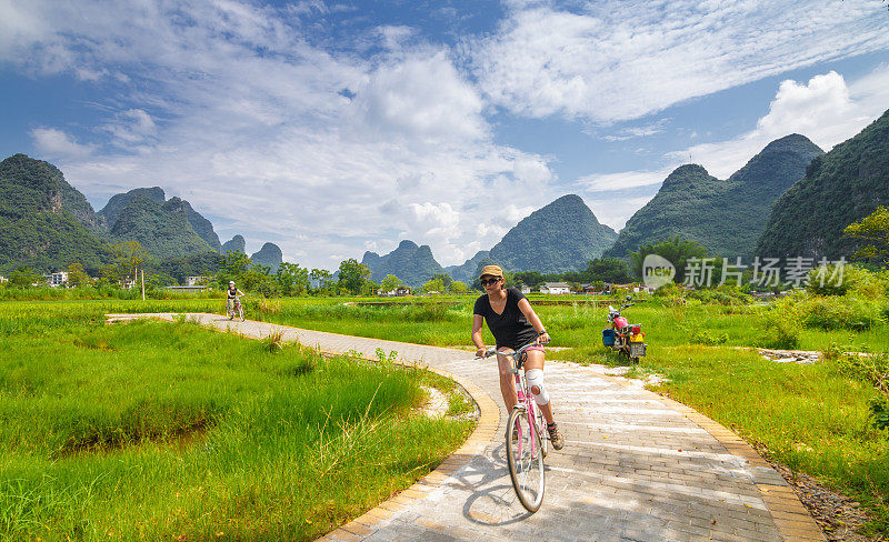 游客们在桂林的乡下骑自行车