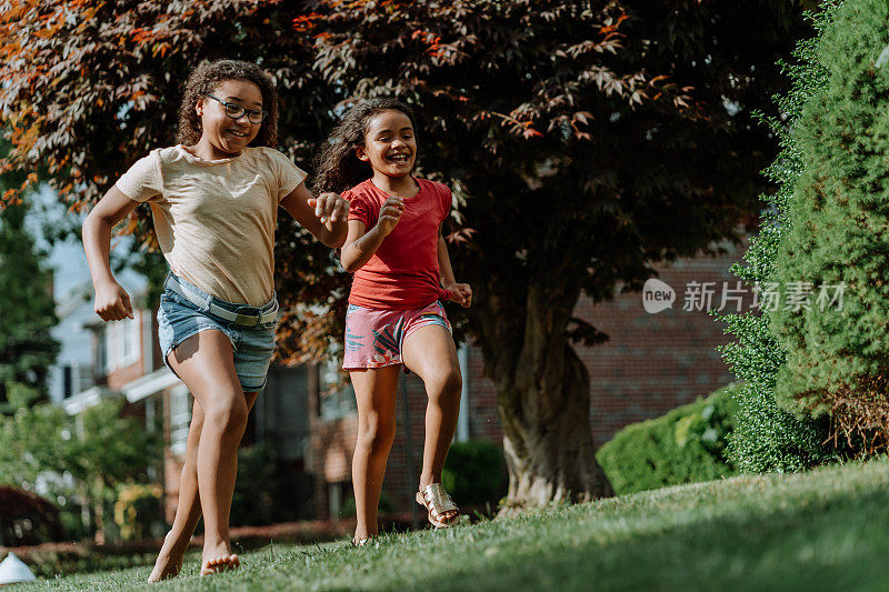 女孩们在院子里快乐地奔跑