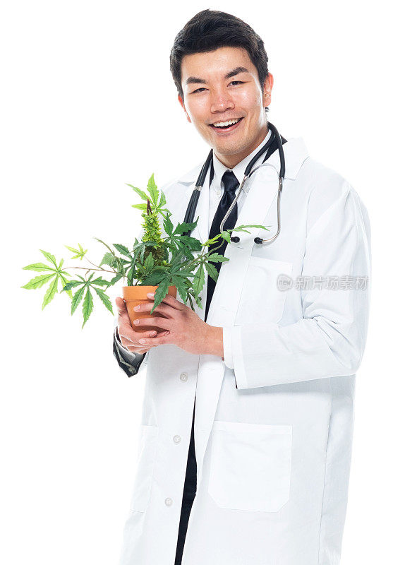 华裔年轻男医生站在白色背景下，穿着实验室大褂，手里拿着大麻
