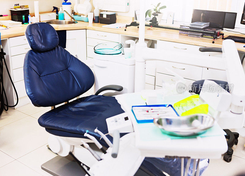 牙医的椅子在一个设备齐全的牙科诊所里占据着最重要的位置