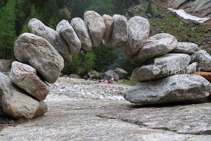 景观拱由岩石平衡在岩石板上