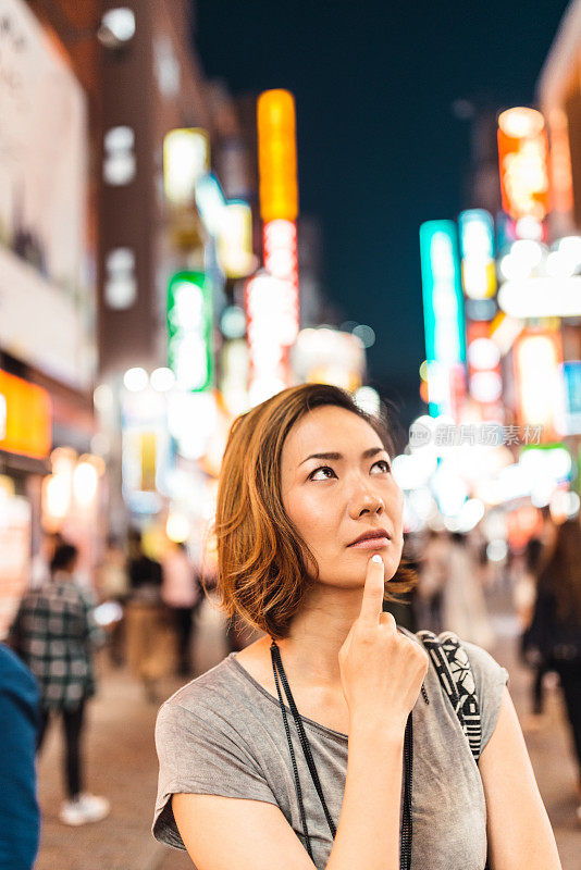一个日本女人仰望着这座城市