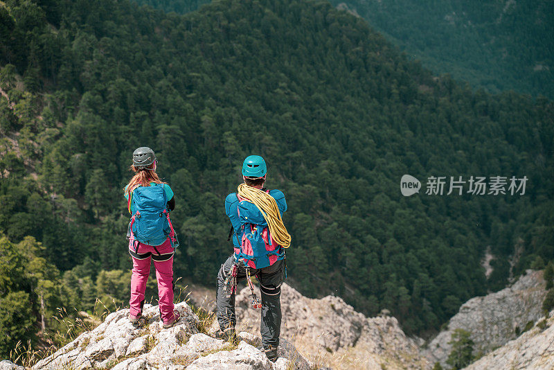 高山登山队正在山顶上观看风景