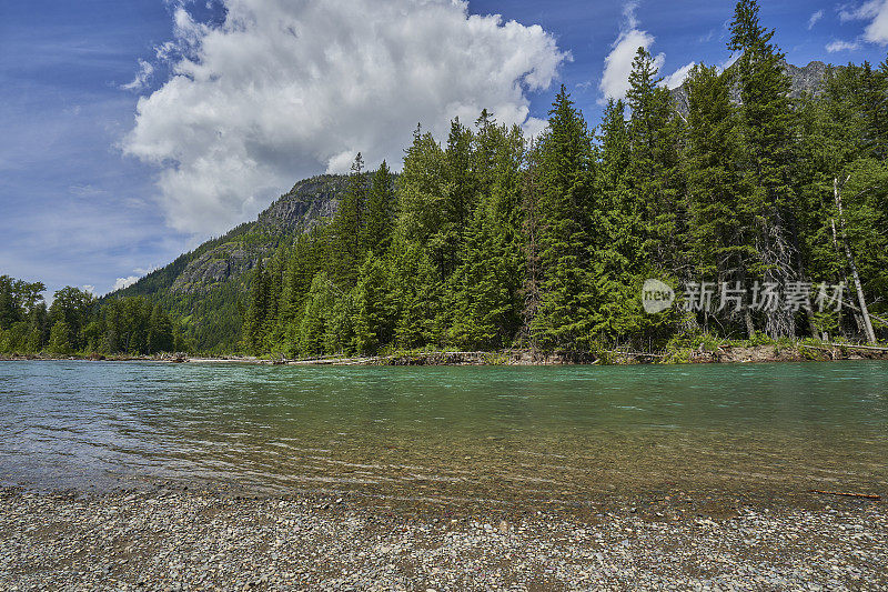 美国蒙大拿州冰川国家公园雪崩湖地区夏季美丽的自然风光。