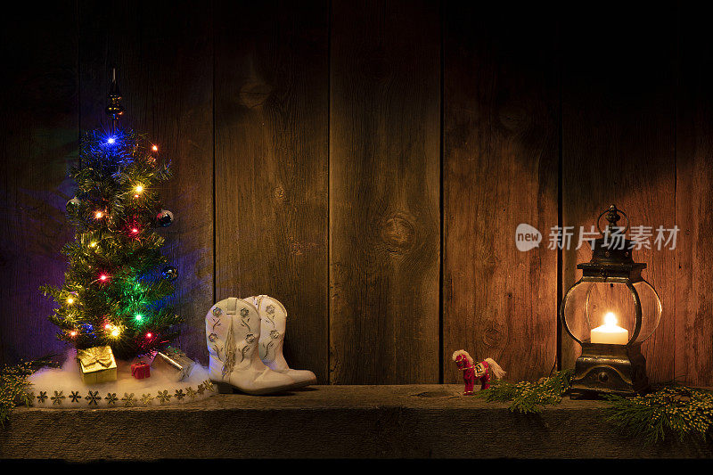 狂野西部圣诞节壁炉架与树和灯笼