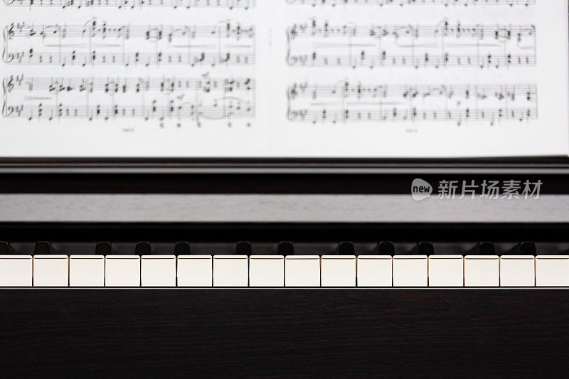 电子钢琴(clavinova)键和乐谱