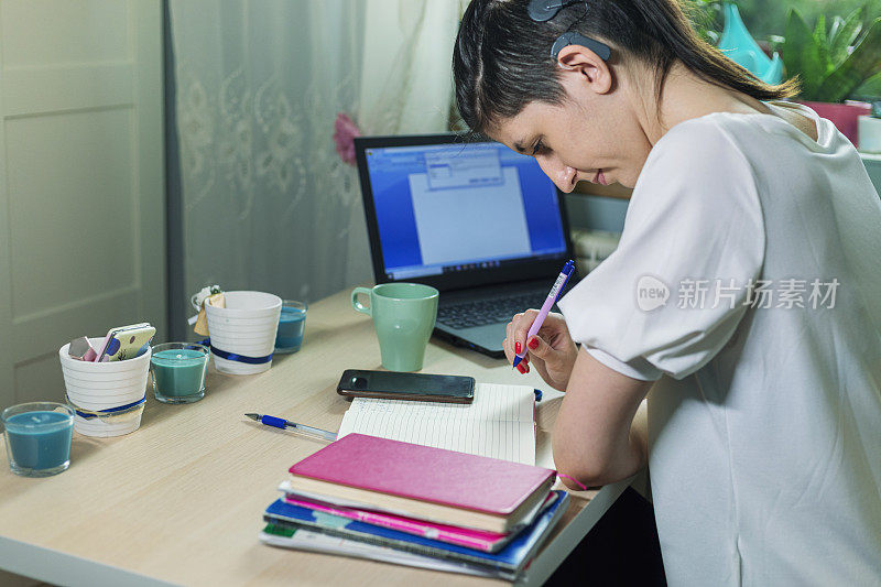 漂亮的年轻女子，植入了耳蜗